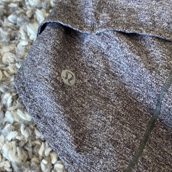 Lulu lemon short size 8 - Picture 2 of 3